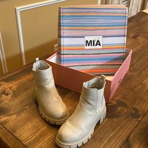 MIA kids white booties
